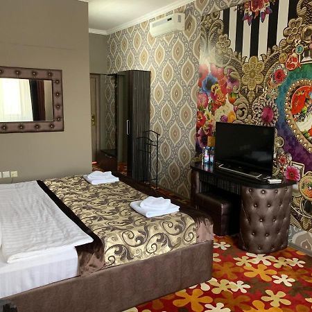Hotel Deluxe Plaza Ałma Ata Zewnętrze zdjęcie