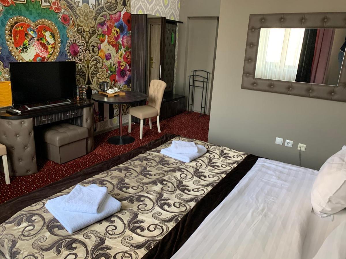 Hotel Deluxe Plaza Ałma Ata Zewnętrze zdjęcie