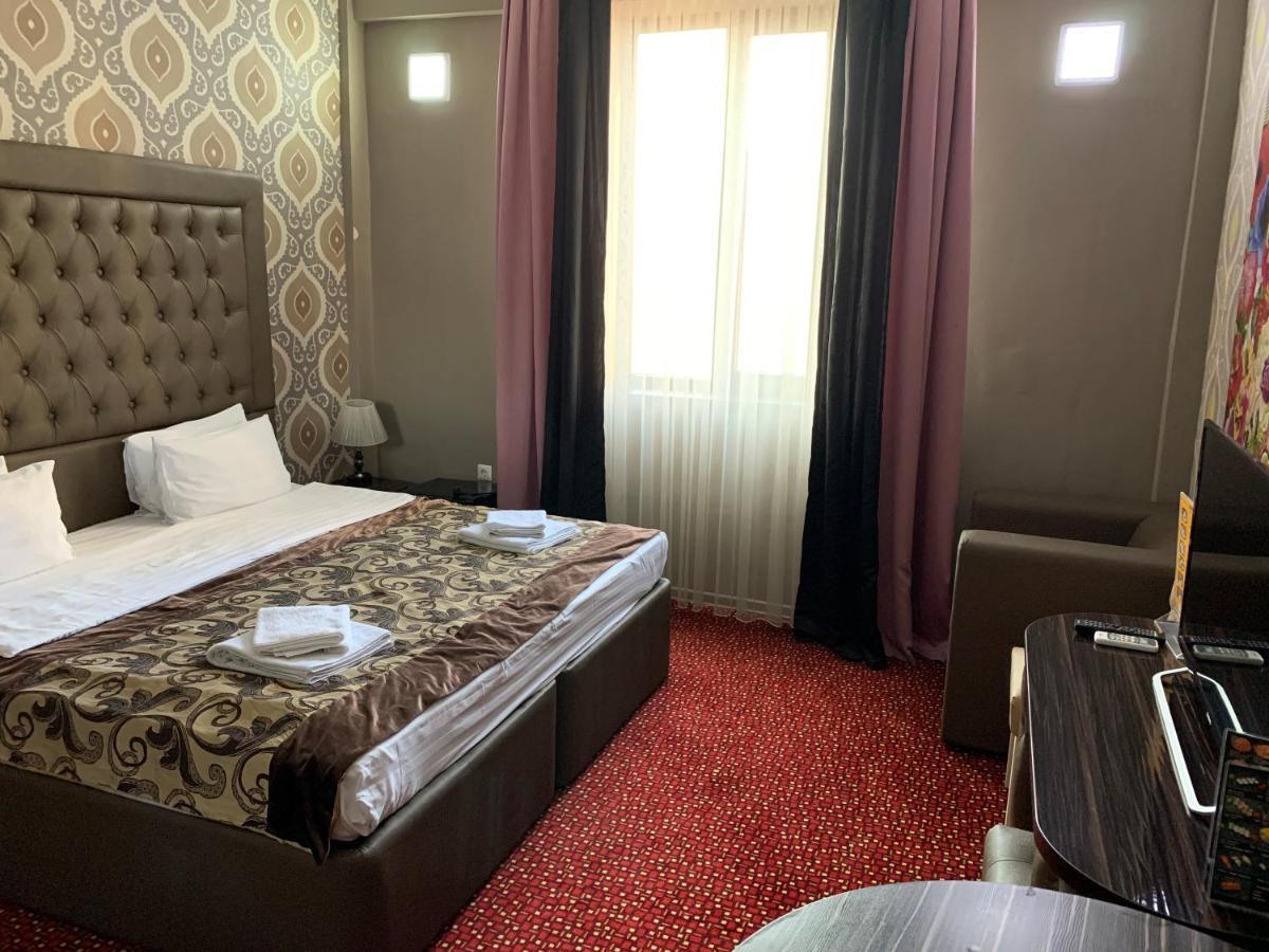 Hotel Deluxe Plaza Ałma Ata Zewnętrze zdjęcie